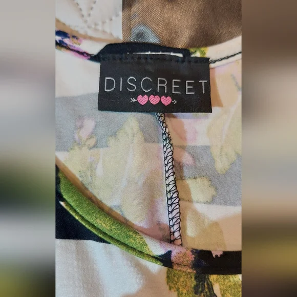 Discreet Black and White Striped Floral Dress - Picture 7 of 9